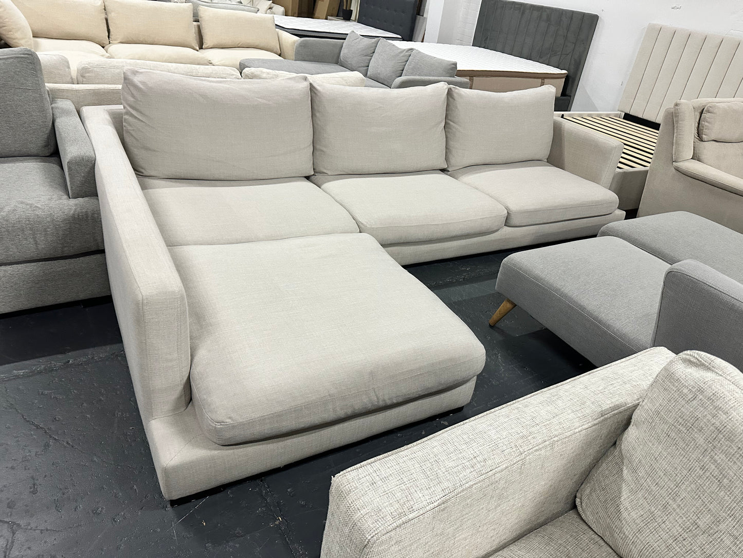 Freedom Long Island Chaise Lounge – As New Condition

✨ Premium Freedom Furniture Long Island model in a beautiful light beige fabric.
