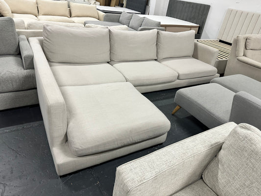 Freedom Long Island Chaise Lounge – As New Condition

✨ Premium Freedom Furniture Long Island model in a beautiful light beige fabric.