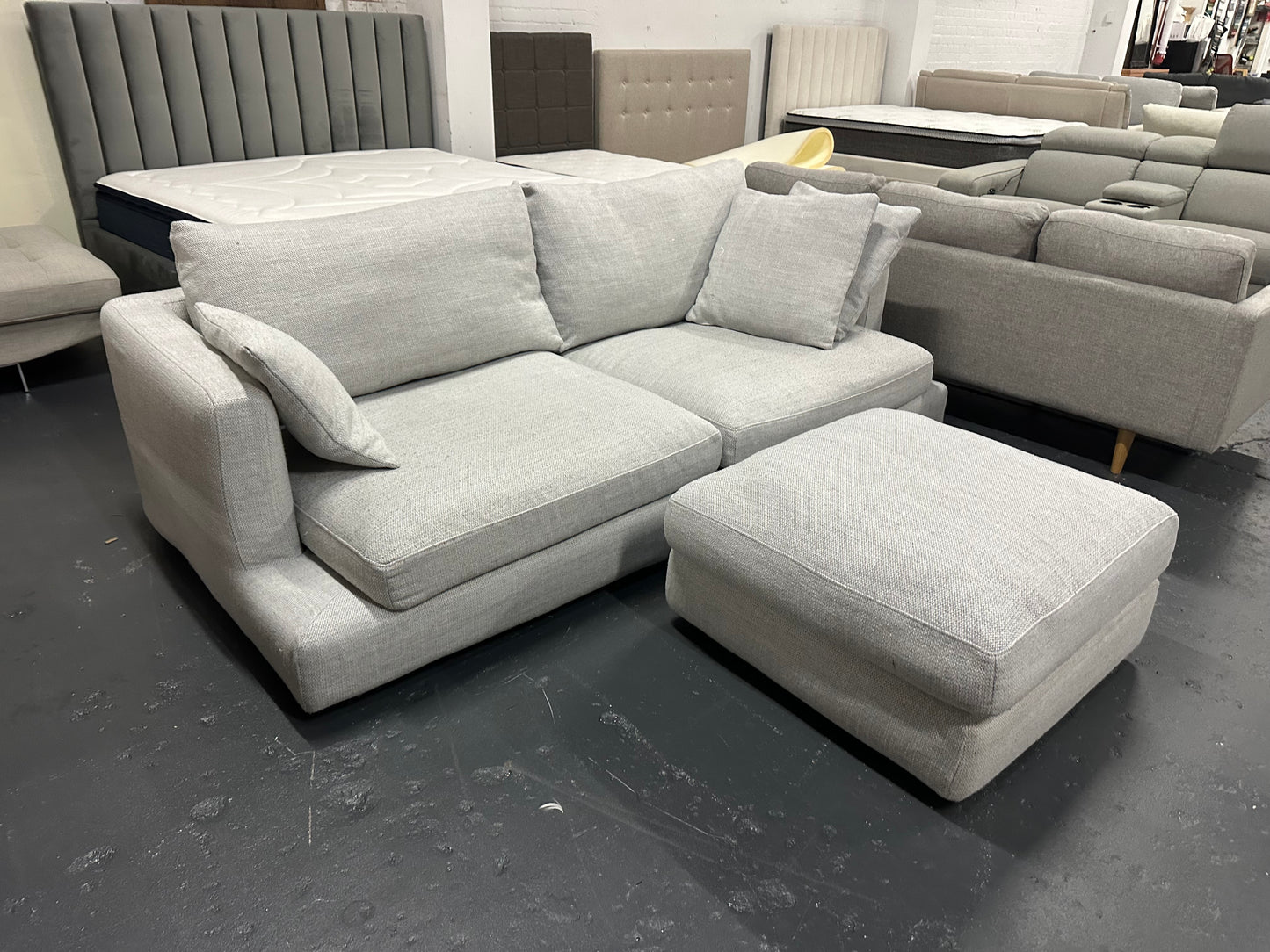 🔥 LOUNGE LIVERS LUXURY SOFA AND OTTOMAN– LIGHT GREY MODERN FABRIC 🔥