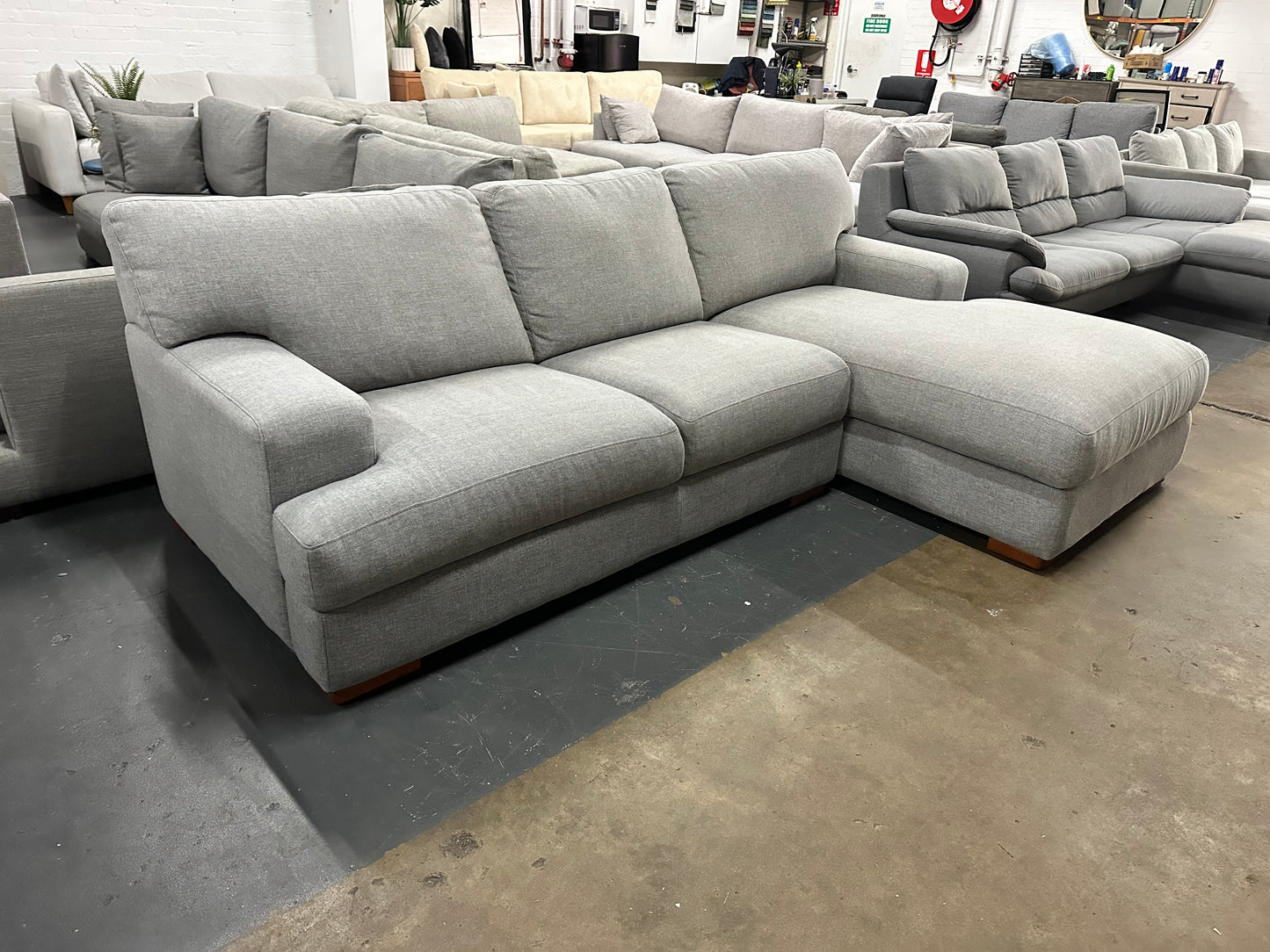 🔥 PLUSH SOFAS DESIGNER L-SHAPE LOUNGE – AS NEW CONDITION! 🔥