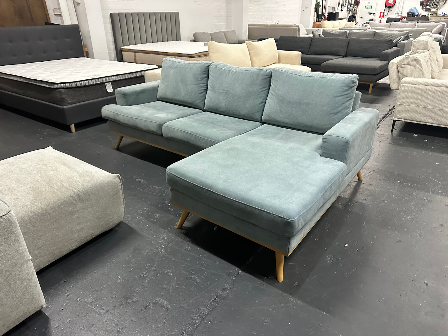 Lounge Lovers Long Island Modular Sofa – Premium Cream Linen

🛋️ Stylish Scandinavian L-Shape Sofa – $650 🛋️