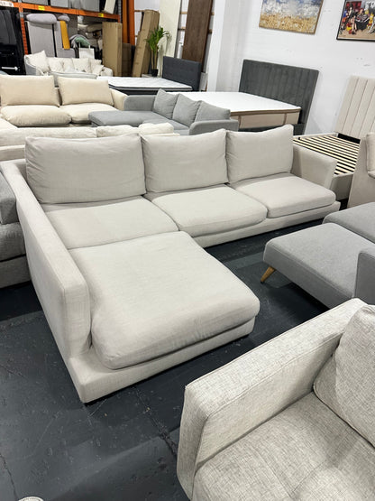 Freedom Long Island Chaise Lounge – As New Condition

✨ Premium Freedom Furniture Long Island model in a beautiful light beige fabric.