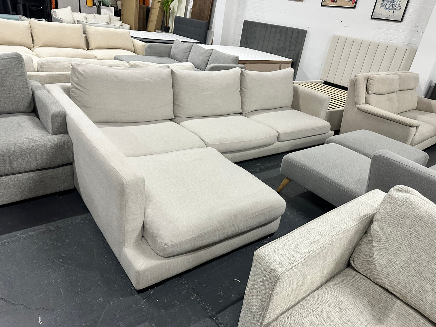 Freedom Long Island Chaise Lounge – As New Condition

✨ Premium Freedom Furniture Long Island model in a beautiful light beige fabric.