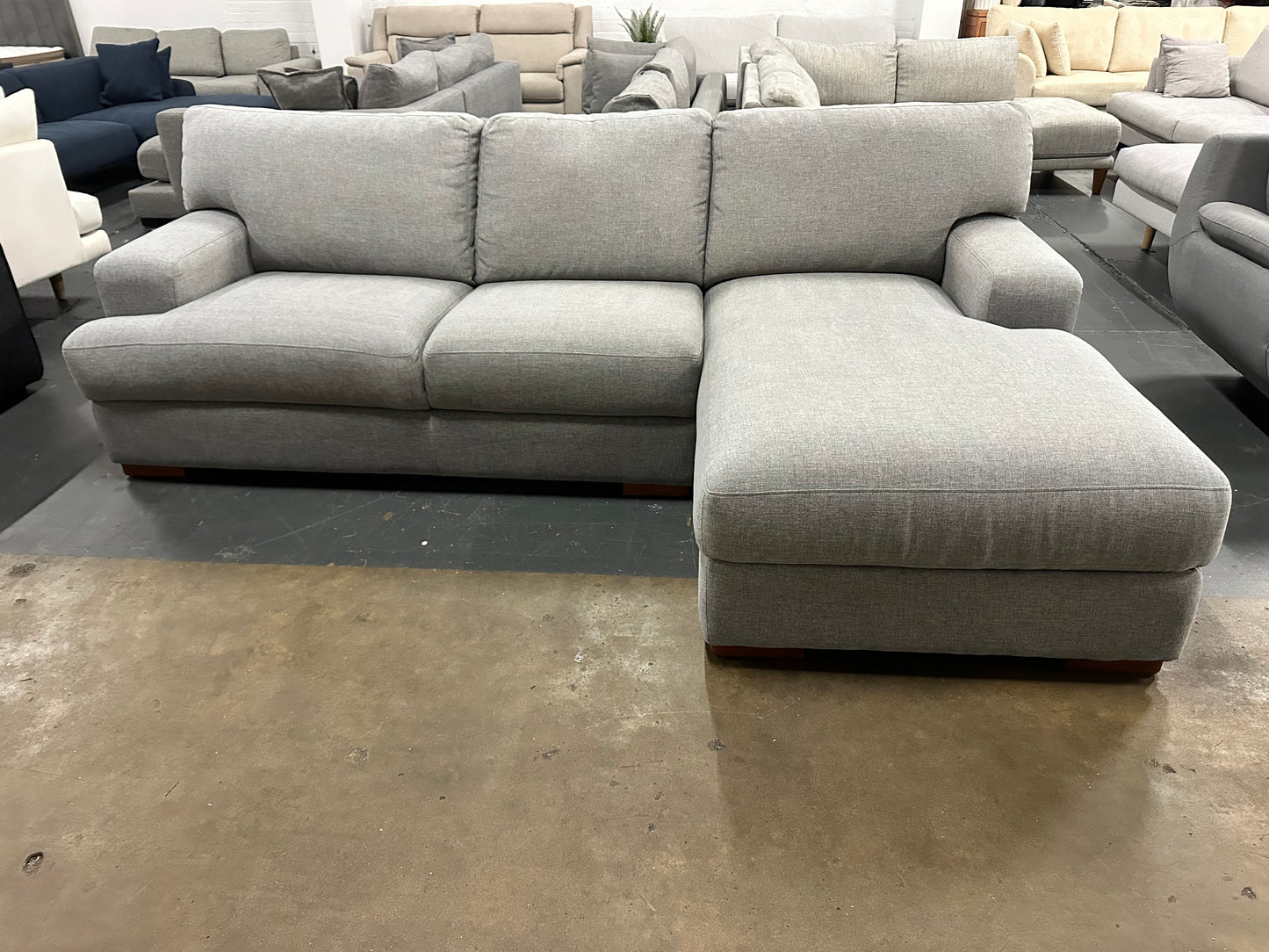 🔥 PLUSH SOFAS DESIGNER L-SHAPE LOUNGE – AS NEW CONDITION! 🔥