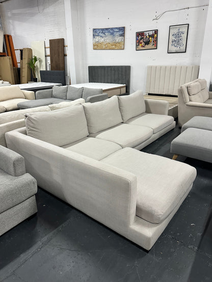 Freedom Long Island Chaise Lounge – As New Condition

✨ Premium Freedom Furniture Long Island model in a beautiful light beige fabric.