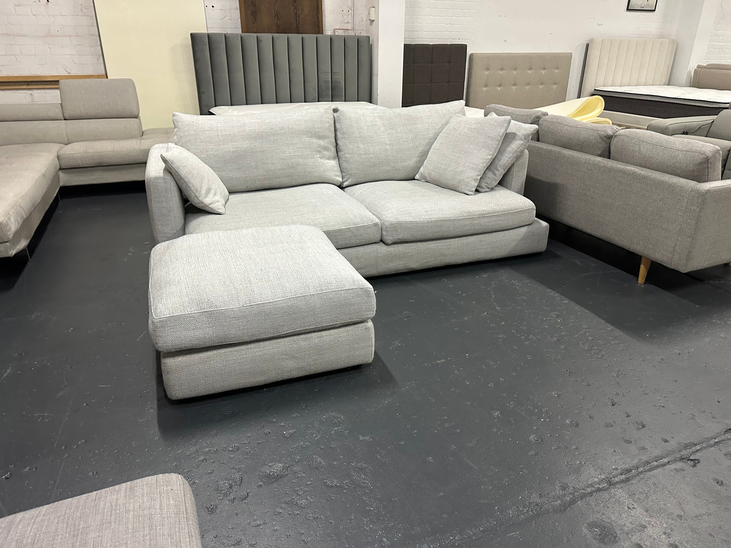 🔥 LOUNGE LIVERS LUXURY SOFA AND OTTOMAN– LIGHT GREY MODERN FABRIC 🔥