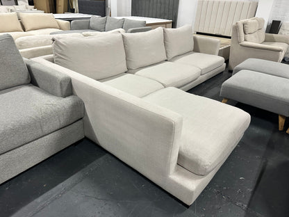 Freedom Long Island Chaise Lounge – As New Condition

✨ Premium Freedom Furniture Long Island model in a beautiful light beige fabric.