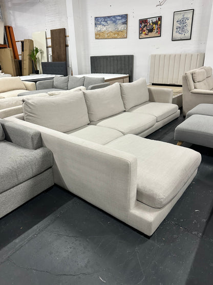 Freedom Long Island Chaise Lounge – As New Condition

✨ Premium Freedom Furniture Long Island model in a beautiful light beige fabric.